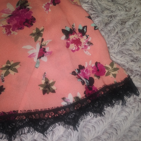 Flowy Floral Crop Top - Picture 4 of 5